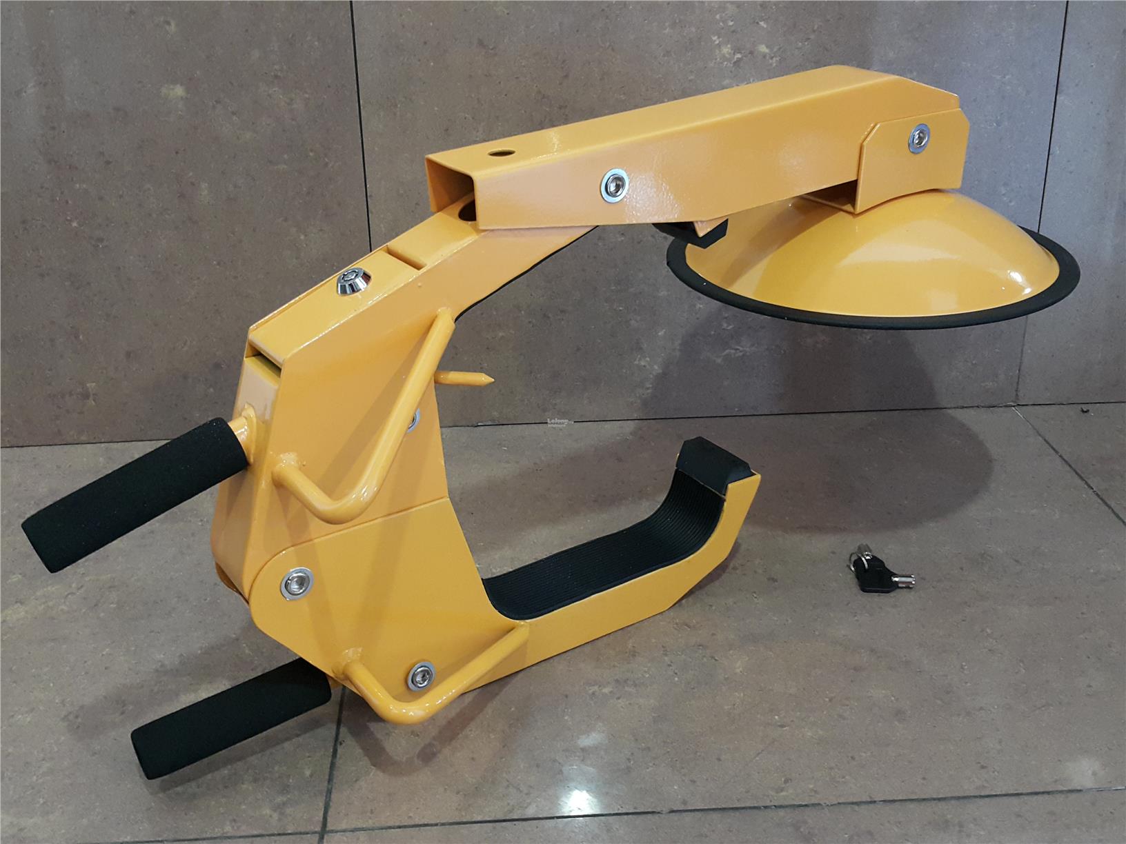 Car/ Vehicle Wheel Clamp ID779517 (end 1/13/2021 945 PM)