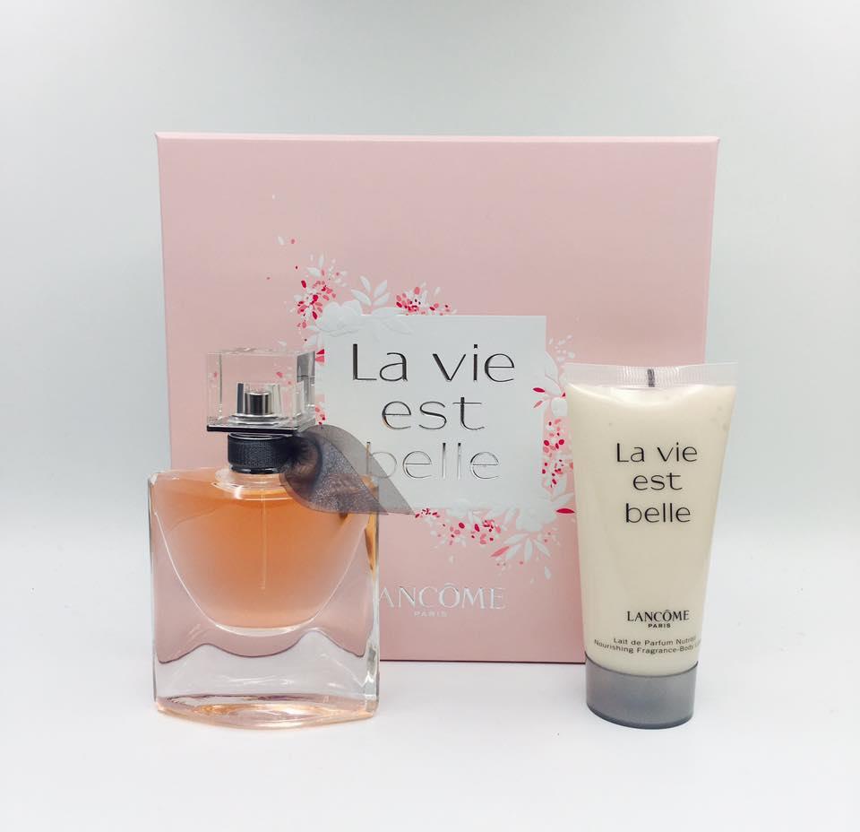 Belle vie перевод. Lancome la vie est Belle 30 мл. La vie est Belle Lancome 50 ml. Набор Lancome la vie est Belle EDP+ body Lotion. Lancome la vie est Belle 10 ml.