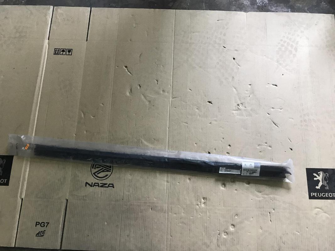 PEUGEOT 208 - WINDOW INSIDE RIGHT (end 10/30/2019 2:23 PM)