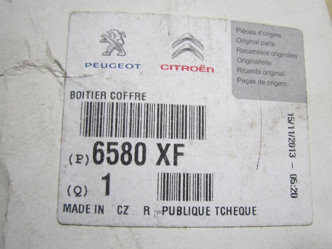 PEUGEOT 407 - BOOT DISTRIBUTION FUSE BOX