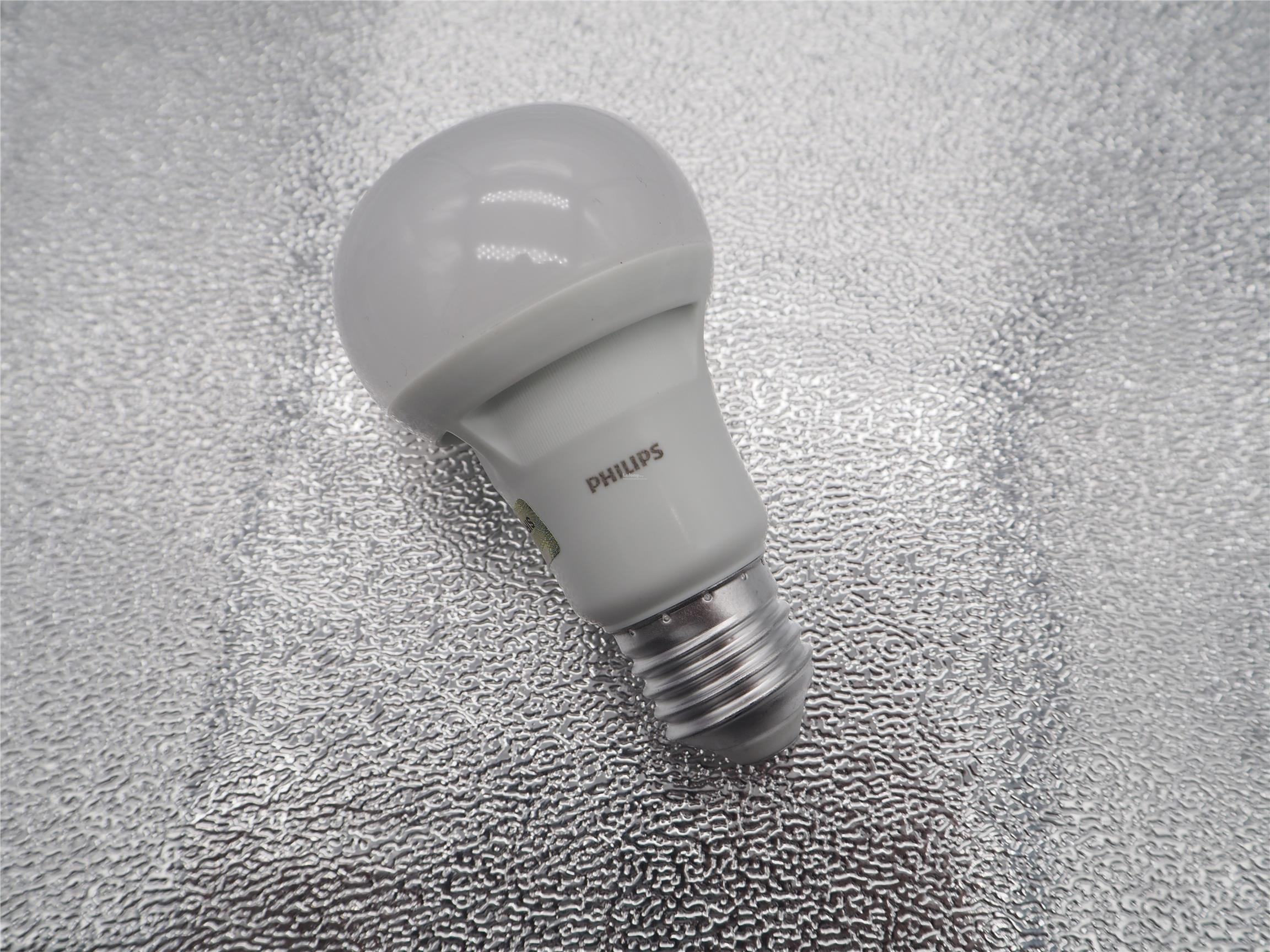 PHILIPS 9W ESSENTIAL LED BULB-COOL DAYLIGHT