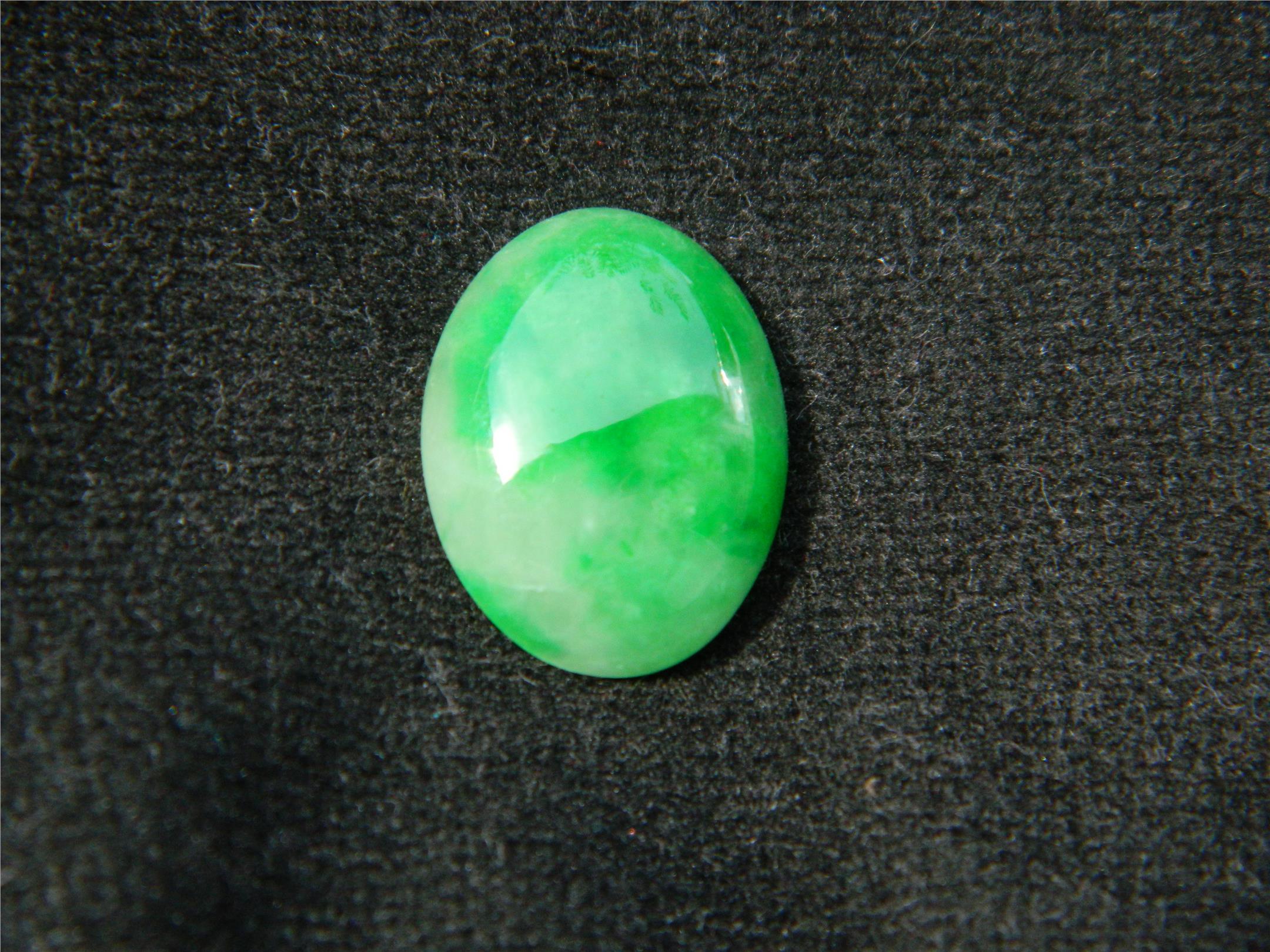 Superb imperial quality big green jade cabochon - 12.35CT - JD163
