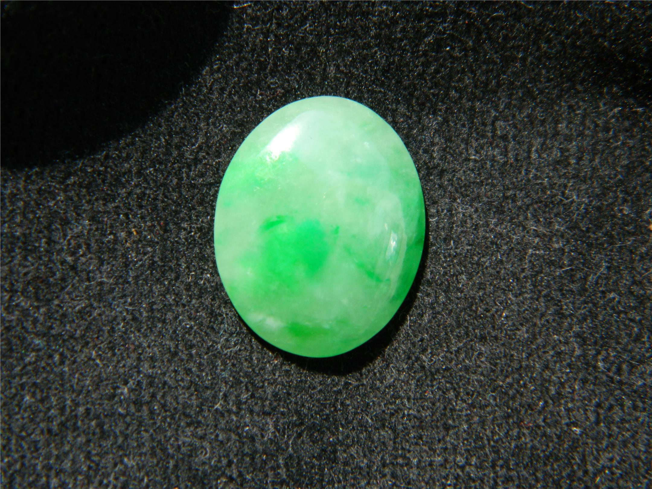 Superb imperial quality big green jade cabochon - 9.45CT - JD165