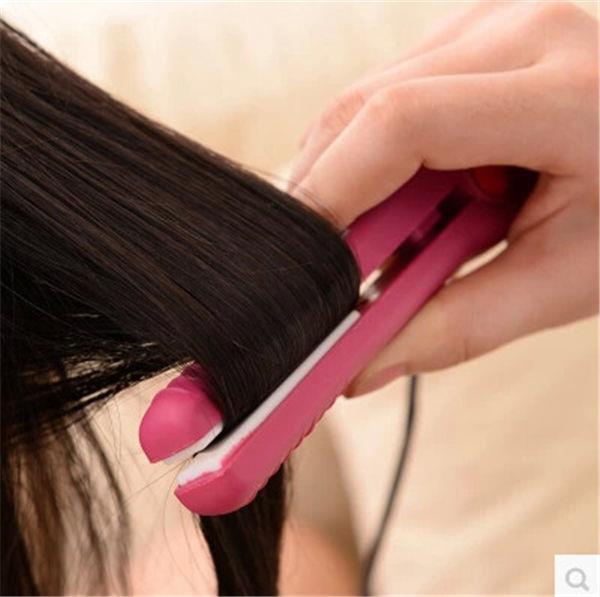 Девушка с утюжком. Кудри утюжком. Девушка с утюжком. Каре выпрямление утюжком. Завивка волос выпрямителем.