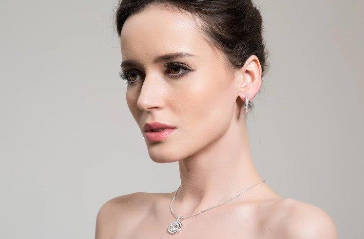 Vivere Rosse U Shape Huggies Earrin End 1 20 2018 10 16 Am Vivere Rosse U Shape Huggies Earrings